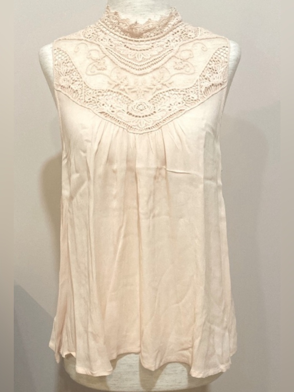 🌺 2/$20 Forever 21 peach lace mock neck sleeveless blouse size medium